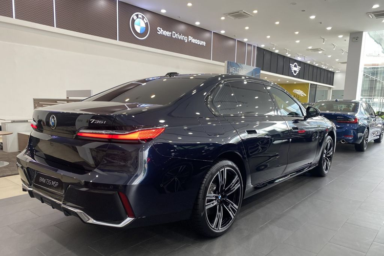 Cung cấp sức mạnh cho mẫu BMW 735i M Sport là động cơ xăng 6 xi-lanh thẳng hàng, tăng áp kép TwinPower Turbo, dung tích 3.0L kết hợp với mô tơ điện cho ra công suất tối đa 286 mã lực và mô-men xoắn cực đại 425 Nm. Sức mạnh trên giúp xe có thể dễ dàng tăng tốc từ 0-100km/h chỉ trong 6,7 giây.