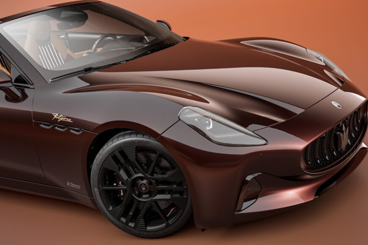 Mẫu xe cá nhân hóa Maserati GranCabrio Folgore Tignanello chạy điện được tạo ra với sự hợp tác của các nhà sản xuất rượu vang Ý Marchesi Antinori để kỷ niệm 50 năm rượu vang Tignanello.