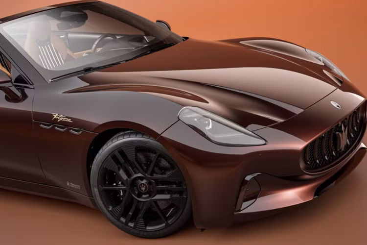 Mẫu xe cá nhân hóa Maserati GranCabrio Folgore Tignanello chạy điện được tạo ra với sự hợp tác của các nhà sản xuất rượu vang Ý Marchesi Antinori để kỷ niệm 50 năm rượu vang Tignanello.