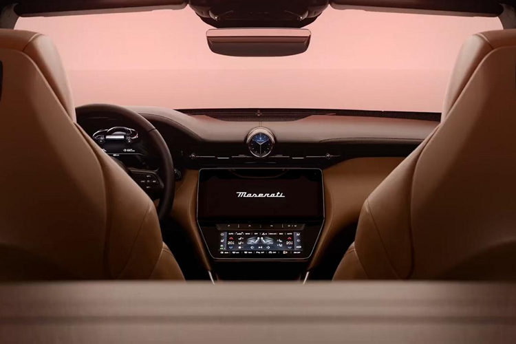 Chiếc xe GranCabrio Folgore phiên bảnp tiêu chuẩn được trang bị bộ ba động cơ điện. Công suất tổng hợp là 818 mã lực và mô-men xoắn 1.350 Nm, cho phép chiếc mui trần tăng tốc từ 0-100 km/h trong 2,8 giây. Xe còn được trang bị bộ pin có công suất 92,5 kWh và có thể đi được khoảng 375 km mỗi lần sạc.