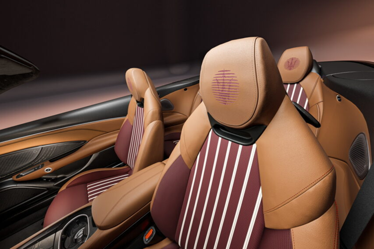 Khoang nội thất của xe được trang bị một loạt các chi tiết sang trọng như phần phần ghế bọc da được tô điểm bằng vải dệt màu đỏ tía và các đường viền màu bạc đa chất liệu trông giống như những hàng dây leo trên những ngọn đồi ở Tignanello.