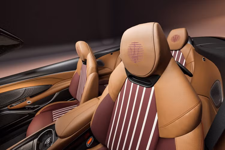 Khoang nội thất của xe được trang bị một loạt các chi tiết sang trọng như phần phần ghế bọc da được tô điểm bằng vải dệt màu đỏ tía và các đường viền màu bạc đa chất liệu trông giống như những hàng dây leo trên những ngọn đồi ở Tignanello.