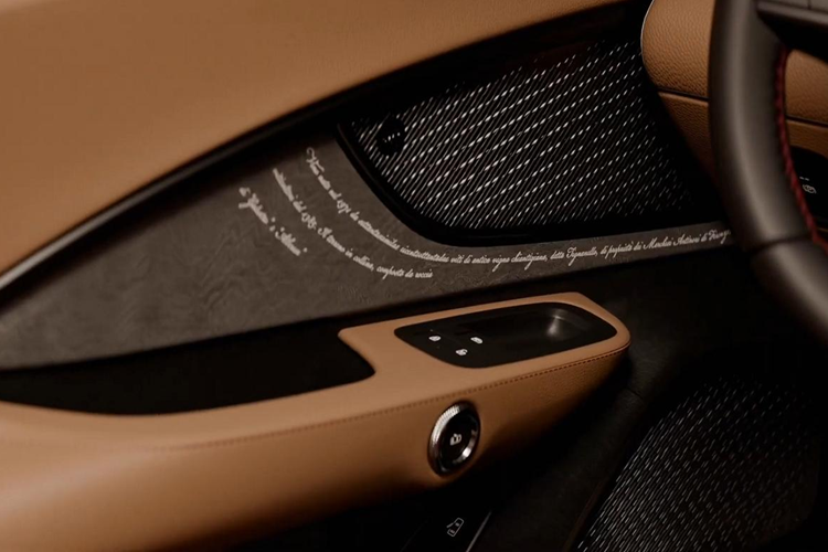 Hơn nữa, biểu tượng thêu Trident trên tựa đầu được thiết kế ẩn phía sau mặt trời, một dấu hiệu đặc trưng của rượu Tignanello cũng xuất hiện trên chai. Hình ảnh tương tự được khắc tia laser trên bảng điều khiển trung tâm cùng với ngày tháng 1971-2021 giúp gợi nhắc về loại rượu cổ điển đầu tiên và hiện tại.