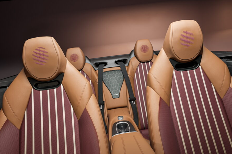 Các miếng lót được làm từ Vegea, một loại vải trông giống như da và có nguồn gốc từ các vườn nho. Các tấm ốp trên cửa xe và phần viền bảng điều khiển trung tâm được làm bằng gỗ cây tầm xuân tối màu, nổi bật với dòng chữ khắc laser gợi nhớ đến hình in trên thùng gỗ sồi.