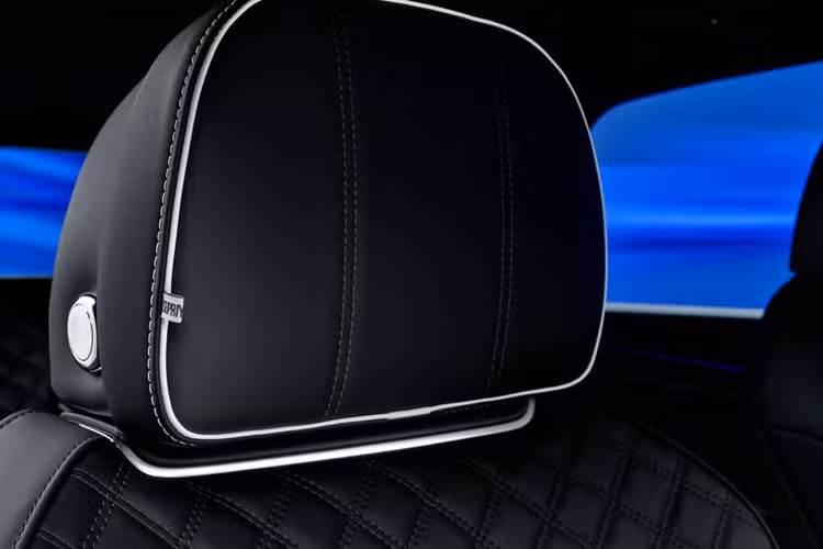 Để tạo sự tương phản, bộ body kit sợi carbon có điểm nhấn Mulliner White xung quanh chiếc SUV đặc biệt này. Bên trong nội thất của Bentayga S Nīla Blue sang trọng với lớp gỗ óc chó, bổ sung viền màu Nīla Blue, cụm lưới trang trí của loa Naim được làm màu đen satin kết hợp xanh Nīla… các hoạ tiết đã kết hợp toàn bộ phong cách thời trang của Lele.