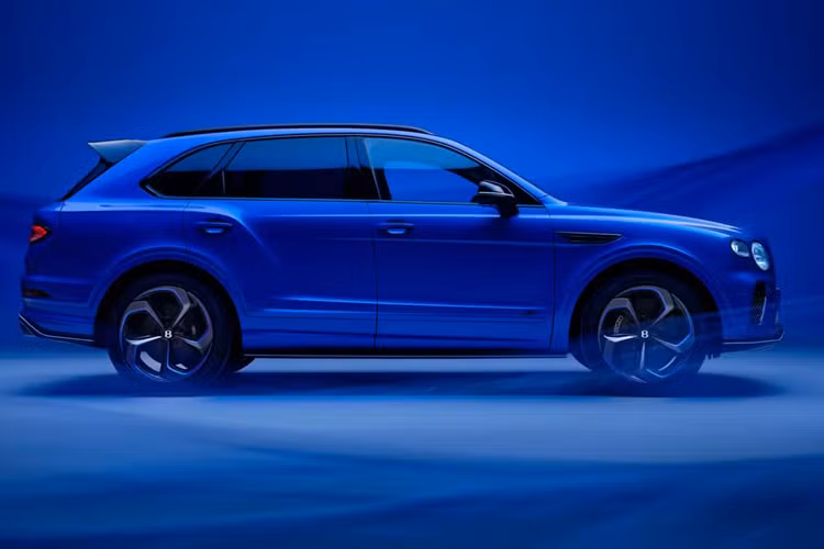 Về sức mạnh của Bentayga S Nīla Blue được giữ nguyên, vẫn là khối động cơ xăng V8 tăng áp kép 4.0L, sản sinh công suất 542 mã lực và mô-men xoắn 770 Nm, kết hợp với hộp số tự động 8 cấp. Khả năng tăng tốc từ 0-100 km/h trong 4,5 giây và tốc độ tối đa 290 km/h.