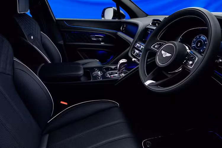 Màu sơn Nīla Blue được mô tả “luxurious restraint” có hàm ý là màu sắc này mang đến cảm giác sang trọng nhưng không quá nổi bật, nó tinh tế và tạo nên sự khác biệt một cách nhẹ nhàng. Điều này phù hợp với triết lý thiết kế của Bentley, luôn hướng tới sự hoàn hảo trong từng chi tiết và sự sang trọng bền vững.