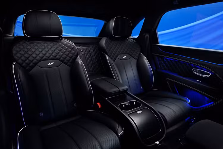 Trong những hình ảnh của xe, tông màu xanh lam tạo nên sự khác biệt rõ rệt, tên gọi màu sắc “Nīla Blue” được lấy từ tiếng Phạn, có nghĩa là “sapphire”. Đối với Lele, điều này gợi lên di sản Ấn Độ cực kỳ sang trọng. Theo Lele, “chính sự khác biệt tinh tế không thể định nghĩa chính xác là điều tôi yêu thích về sự sáng tạo. Tôi kết hợp sự tinh tế này vào công việc của mình, vì vậy việc hợp tác với Bentley để hiện thực hóa màu sắc độc đáo này bằng cách sử dụng các tài liệu tham khảo và thương hiệu của riêng mình thực sự đáng giá.“