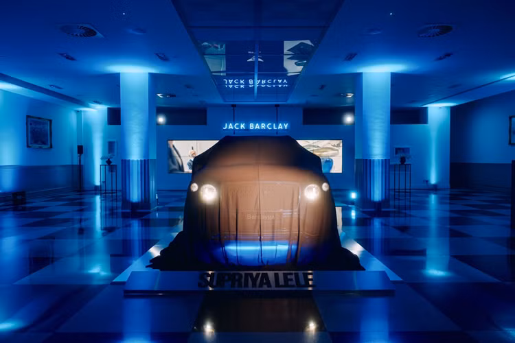 Tác phẩm được thực hiện trên SUV siêu sang Bentayga S màu Nīla Blue, đây là chiếc SUV trong mơ của tất cả mọi người, trừ những người giàu nhất. Nếu đặt câu hỏi tại sao lại là “trong mơ”? thì câu trả lời là bạn sẽ không thể mua nổi. Bởi màu sơn này không có sẵn và chỉ cung cấp thông qua Mulliner Bespoke Studio của Bentley.