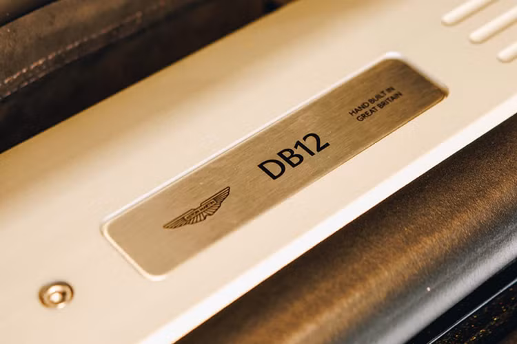 Aston Martin DB12 cũng có nội thất được thiết kế lại và hệ thống thông tin giải trí hoàn toàn mới, có thể hỗ trợ Android Auto và Apple CarPlay. 