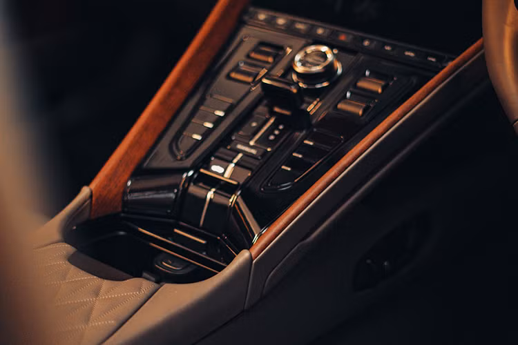 Aston Martin DB12 được trang bị động cơ V8 tăng áp kép M177 4,0 lít với công suất tối đa là 671 mã lực và mô-men xoắn cực đại lên đến 800 Nm.