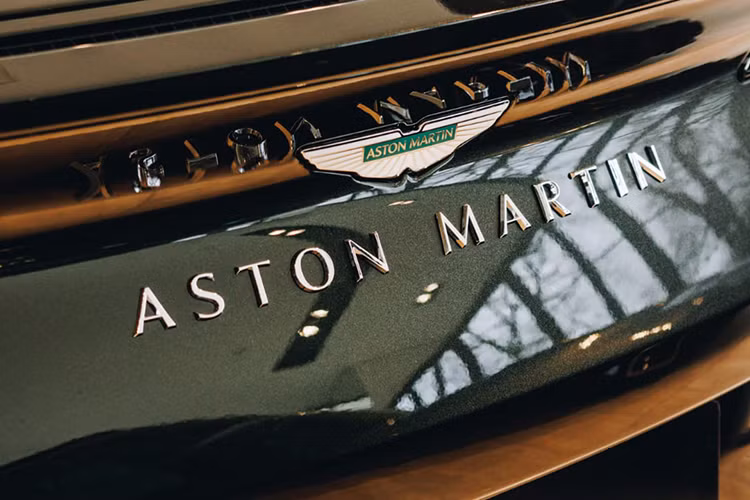 Aston Martin DB12 đầu tiên tại Việt Nam có màu xanh nhám, 1 màu sắc rất đẹp và phải nói khá quý phái. Đi cùng là nhiều chi tiết carbon, sơn đen hay bộ mâm đa chấu kép, được sơn 2 tông màu tương phản. Nếu chỉ nhìn lướt qua, bạn sẽ dễ dàng nhầm thiết kế giữa Aston Martin DB12 với bản DB11.