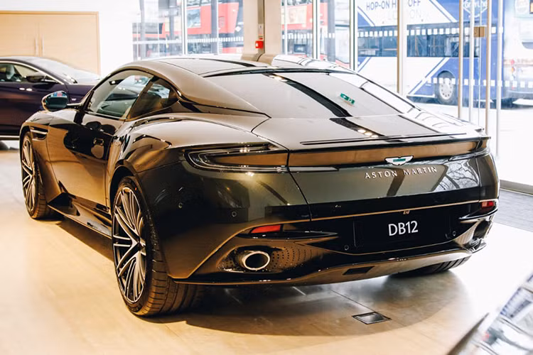 Sự gia tăng hiệu suất đạt được nhờ khả năng nén được tối ưu hóa, bộ tăng áp lớn hơn và khả năng làm mát được cải thiện, nhờ đó mà chiếc xe thể thao hạng sang Aston Martin DB12 có khả năng tăng tốc từ vị trí xuất phát lên 100 km/h chỉ trong thời gian 3,6 giây và đạt tốc độ tối đa 325 km/h.
