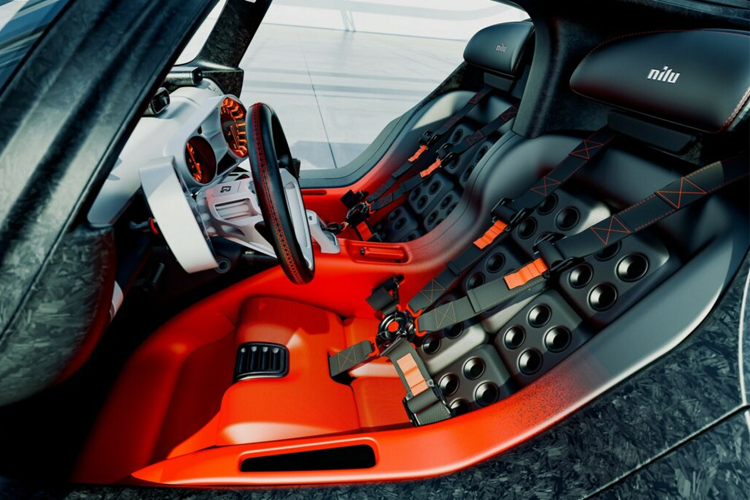 Ở phía sau, xe được trang bị các hốc gió bên hông nổi bật cũng như bộ mâm xe 20 và 21 inch được trang bị đi kèm bộ lốp Michelin Pilot Sport Cup 2 R. Bộ mâm xe được trang bị đi kèm với hệ thống phanh gốm carbon Brembo. Phần đuôi xe mang phong cách Pagani với hệ thống ống xả ba đầu đặt ở giữa được in 3D bằng Inconel.