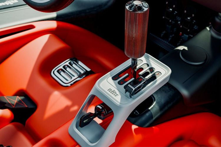 Ngoài ra, thương hiệu cũng cho biết các chi tiết như vô lăng, bàn đạp, tựa đầu, gương cửa và các điều chỉnh khác đều được chế tác một cách thủ công.