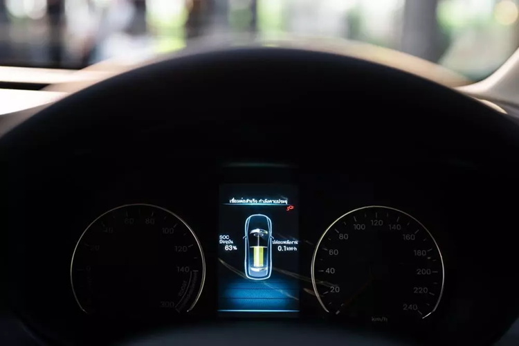 Ở khu vực bên sườn, xe sở hữu đường dập gân nổi bật kéo dài từ đèn pha đến đèn hậu. Bên cạnh đó là các cột sơn màu đen, tạo hiệu ứng nóc lơ lửng cho xe. Cả ốp gương chiếu hậu hình chiếc thìa và tay nắm cửa đều được sơn cùng màu thân xe. Vành la-zăng của xe có đường kính 17 inch với thiết kế đa chấu, phay xước 2 màu.