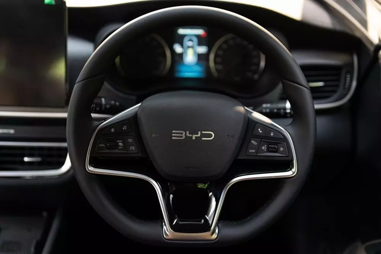 Bảng đồng hồ analog kết hợp với màn hình màu TFT, màn hình cảm ứng trung tâm 12,8 inch, hỗ trợ kết nối Apple CarPlay/Android Auto, hệ thống âm thanh 6 loa, cần số điện tử, đèn viền trang trí nội thất, điều hòa tự động với lọc không khí PM2.5 và phanh tay điện tử.