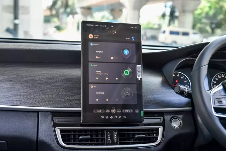 Theo nhân viên tư vấn bán hàng tại đại lý, BYD M6 tại Việt Nam sẽ được trang bị mô-tơ điện có công suất tối đa 163 mã lực và mô-men xoắn cực đại 310 Nm. Pin lithium-ion của phiên bản này có dung lượng 55,4 kWh, cho phép xe chạy được 420 km sau một lần sạc đầy theo chu trình thử nghiệm NEDC.