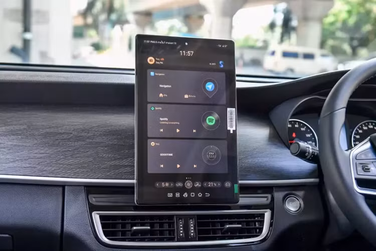 Theo nhân viên tư vấn bán hàng tại đại lý, BYD M6 tại Việt Nam sẽ được trang bị mô-tơ điện có công suất tối đa 163 mã lực và mô-men xoắn cực đại 310 Nm. Pin lithium-ion của phiên bản này có dung lượng 55,4 kWh, cho phép xe chạy được 420 km sau một lần sạc đầy theo chu trình thử nghiệm NEDC.