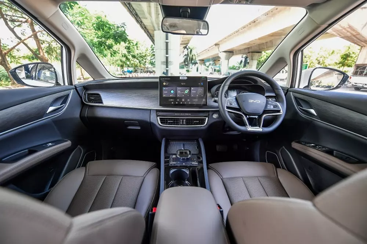 Bên dưới là cản trước tích hợp hốc gió trung tâm khá rộng và khe gió hình tam giác. Đèn pha của BYD M6 được thiết kế với cảm hứng từ mắt rồng và tích hợp dải đèn LED định vị ban ngày. Trong khi đó, cụm đèn hậu LED của xe có thiết kế nằm ngang và nối với nhau bằng nẹp mạ crôm.