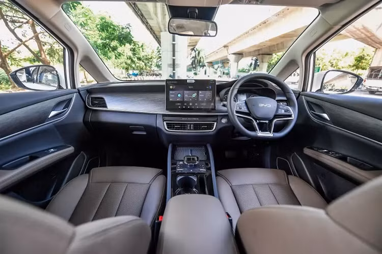 Bên dưới là cản trước tích hợp hốc gió trung tâm khá rộng và khe gió hình tam giác. Đèn pha của BYD M6 được thiết kế với cảm hứng từ mắt rồng và tích hợp dải đèn LED định vị ban ngày. Trong khi đó, cụm đèn hậu LED của xe có thiết kế nằm ngang và nối với nhau bằng nẹp mạ crôm.