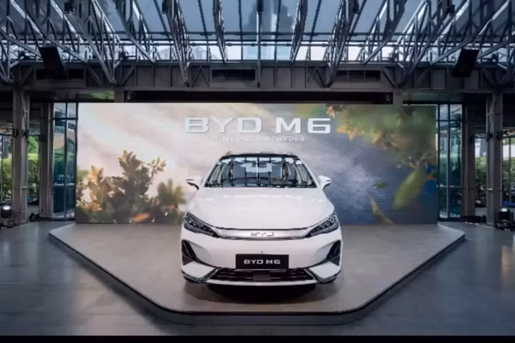Theo một số nguồn tin, hiện các đại lý ở Việt Nam đã bắt đầu nhận cọc cho mẫu MPV BYD M6 thuần điện này. Xe sẽ được nhập khẩu nguyên chiếc từ Trung Quốc vào Việt Nam.