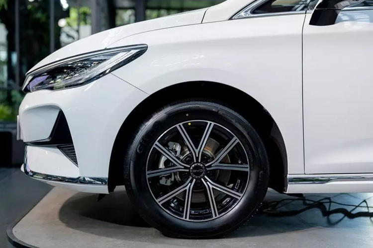 BYD M6 được định vị trong phân khúc MPV cỡ trung. Xe sở hữu kích thước dài x rộng x cao lần lượt 4.710 x 1.810 x 1.690 mm và chiều dài cơ sở 2.800 mm. Với kích thước này, BYD M6 sẽ là đối thủ cạnh tranh trực tiếp của Haima 7X-E hiện đang bán tại Việt Nam.