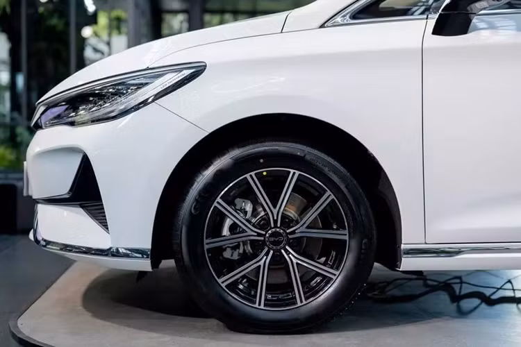 BYD M6 được định vị trong phân khúc MPV cỡ trung. Xe sở hữu kích thước dài x rộng x cao lần lượt 4.710 x 1.810 x 1.690 mm và chiều dài cơ sở 2.800 mm. Với kích thước này, BYD M6 sẽ là đối thủ cạnh tranh trực tiếp của Haima 7X-E hiện đang bán tại Việt Nam.