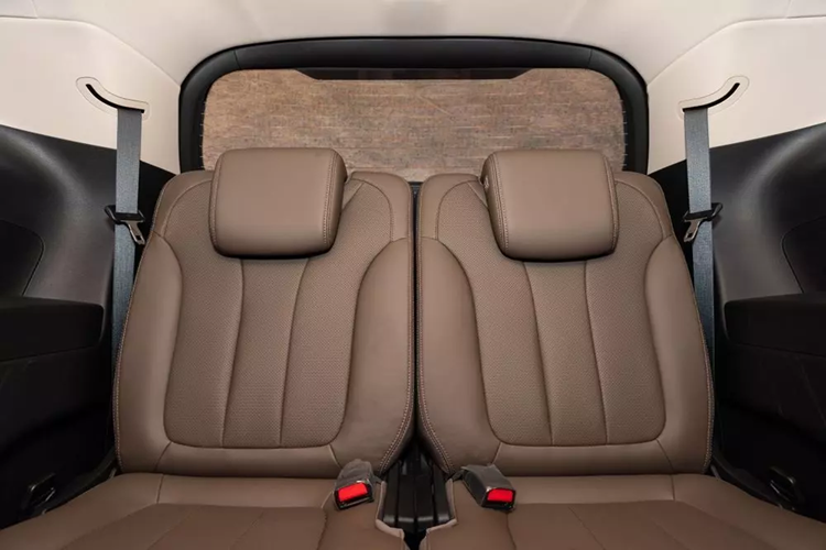 Bên trong xe, BYD M6 có 2 cấu hình chỗ ngồi là 6 chỗ (2+2+2) và 7 chỗ (2+3+2). Trong đó, hàng ghế cuối có thể gập xuống để mang đến thể tích khoang hành lý 580 lít. Mẫu MPV thuần điện này ở Thái Lan có những trang bị nổi bật như vô lăng 3 chấu, tích hợp phím chức năng, ghế bọc da/chỉnh điện