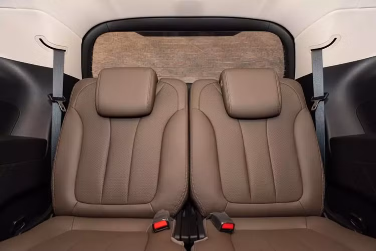 Bên trong xe, BYD M6 có 2 cấu hình chỗ ngồi là 6 chỗ (2+2+2) và 7 chỗ (2+3+2). Trong đó, hàng ghế cuối có thể gập xuống để mang đến thể tích khoang hành lý 580 lít. Mẫu MPV thuần điện này ở Thái Lan có những trang bị nổi bật như vô lăng 3 chấu, tích hợp phím chức năng, ghế bọc da/chỉnh điện