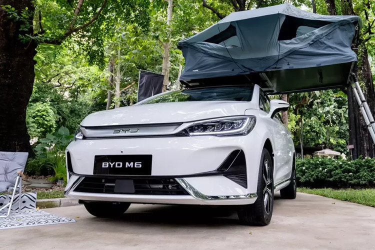 Cuối cùng là những trang bị an toàn như hỗ trợ khởi hành ngang dốc, cân bằng điện tử, phanh khẩn cấp tự động, cảnh báo va chạm phía trước/sau, cảnh báo điểm mù, cảnh báo điểm mù khi lùi, cảnh báo va chạm khi mở cửa, hỗ trợ giữ làn đường khẩn cấp, nhận biết biển báo giao thông