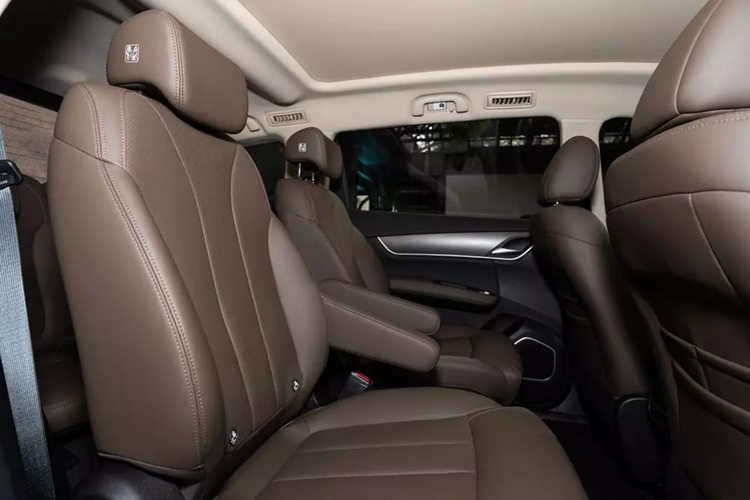 Tại thị trường Thái Lan, BYD M6 được trang bị cửa sổ trời toàn cảnh với rèm che nắng cản tia UV và cửa cốp chỉnh điện. Ngoài ra, xe còn có những chi tiết mạ crôm khác trên cản trước, bệ cửa, cản sau và đường chân kính nhằm tạo cảm giác cao cấp hơn cho xe.