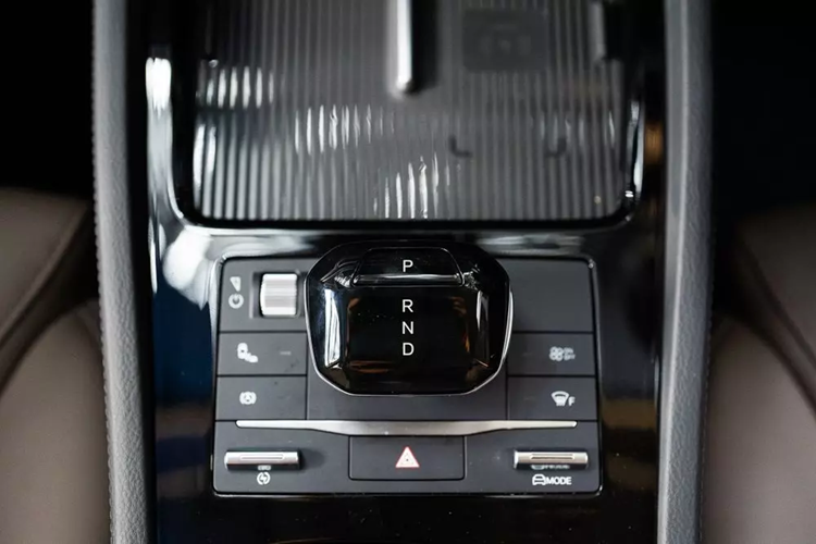 Đây là cấu hình của BYD M6 phiên bản Dynamic dành cho thị trường Thái Lan. BYD M6 hỗ trợ cả sạc chậm AC 7 kW lẫn sạc nhanh DC với công suất sạc 115 kW. Với bộ sạc nhanh, thời gian tăng dung lượng pin từ 10% lên 80% là 40 phút và từ 30% lên 80% trong 28 phút.