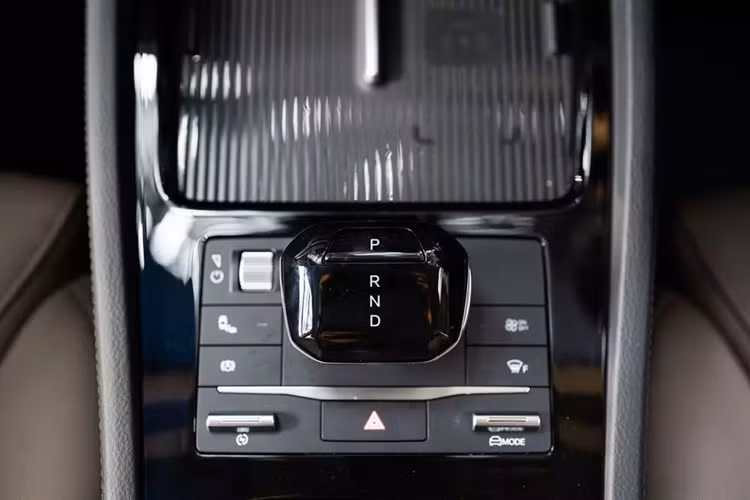 Đây là cấu hình của BYD M6 phiên bản Dynamic dành cho thị trường Thái Lan. BYD M6 hỗ trợ cả sạc chậm AC 7 kW lẫn sạc nhanh DC với công suất sạc 115 kW. Với bộ sạc nhanh, thời gian tăng dung lượng pin từ 10% lên 80% là 40 phút và từ 30% lên 80% trong 28 phút.