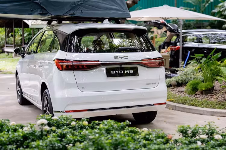 Giới hạn tốc độ thông minh, hệ thống kiểm soát hành trình thích ứng, cảnh báo lệch làn đường, camera 360 độ, 4 cảm biến hỗ trợ đỗ xe và 6 túi khí. Giá xe BYD M6 tại Việt Nam vẫn còn là ẩn số. Trong khi đó, bản tiêu chuẩn của mẫu xe này có giá 829.000 Baht (khoảng 603 triệu đồng) ở thị trường Thái Lan.