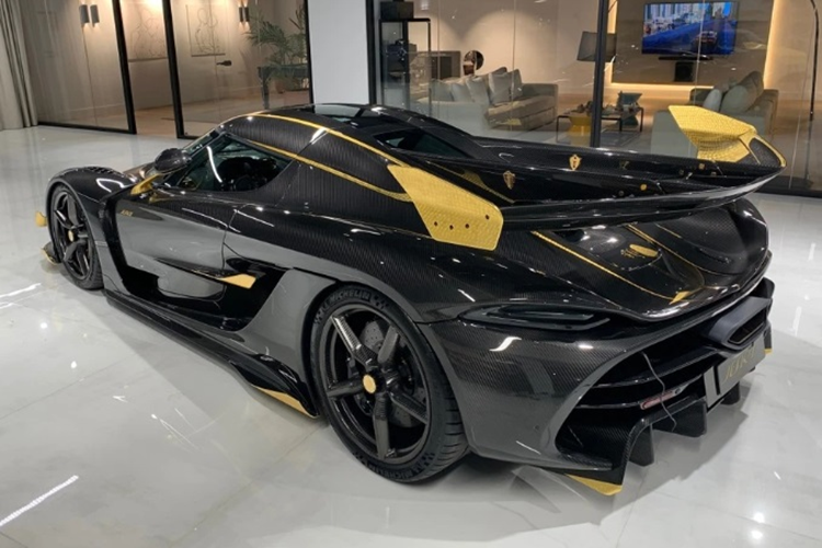 Không chỉ sở hữu sức mạnh ghê gớm, Koenigsegg còn tự phát triển loại hộp số 9 cấp LST đặc biệt, kết hợp cùng vi sai điện tử KED, bộ kiểm soát hộp số KGCM và chức năng quản lý công suất UPOD.