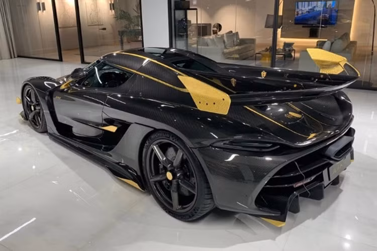 Không chỉ sở hữu sức mạnh ghê gớm, Koenigsegg còn tự phát triển loại hộp số 9 cấp LST đặc biệt, kết hợp cùng vi sai điện tử KED, bộ kiểm soát hộp số KGCM và chức năng quản lý công suất UPOD.