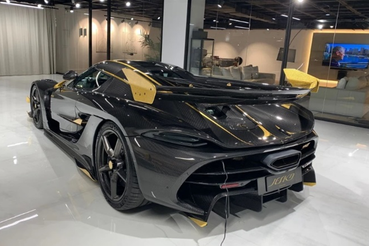 Theo kế hoạch, Koenigsegg chỉ sản xuất giới hạn 125 chiếc Jesko thuộc 2 phiên bản Attack và Absolut nhằm làm nổi bật sự hiếm có và độ độc đáo của mỗi chiếc siêu xe.