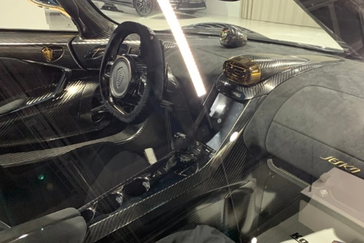 Về nội thất, hầu hết các bộ phận bên trong khoang cabin của xe đều được bọc da Alcantara màu đen Desiato, điểm xuyết bằng những đường chỉ vàng bắt mắt. Một số chi tiết như: logo tên xe, cửa gió điều hòa, huy hiệu Koenigsegg đều được mạ vàng 24K đầy tinh tế.