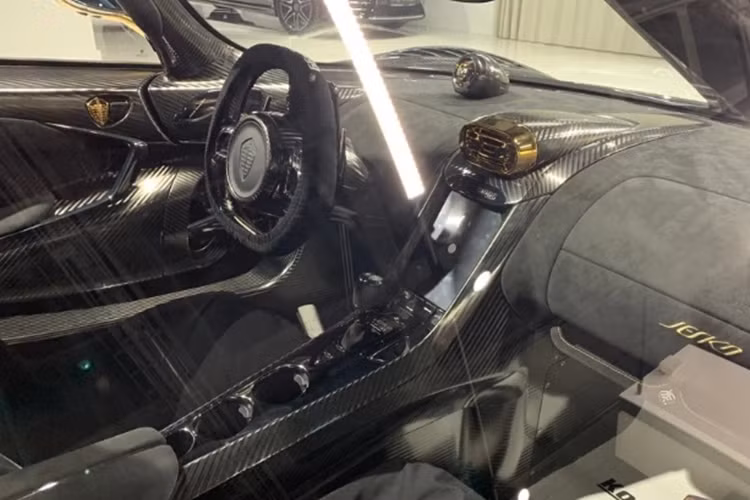 Về nội thất, hầu hết các bộ phận bên trong khoang cabin của xe đều được bọc da Alcantara màu đen Desiato, điểm xuyết bằng những đường chỉ vàng bắt mắt. Một số chi tiết như: logo tên xe, cửa gió điều hòa, huy hiệu Koenigsegg đều được mạ vàng 24K đầy tinh tế.