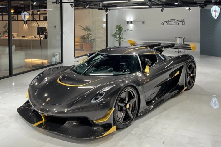Tên gọi Odin của Koenigsegg Jesko được đặt theo vị thần đứng đầu trong thần thoại Bắc Âu, thể hiện sự sang trọng và uy tín. Điểm ấn tượng của chiếc Jesko Odin này là toàn bộ thân vỏ đều được làm từ sợi carbon và được bổ sung lớp vảy vàng tạo nên một thiết kế ngoại thất độc đáo và quý phái.