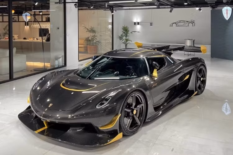 Tên gọi Odin của Koenigsegg Jesko được đặt theo vị thần đứng đầu trong thần thoại Bắc Âu, thể hiện sự sang trọng và uy tín. Điểm ấn tượng của chiếc Jesko Odin này là toàn bộ thân vỏ đều được làm từ sợi carbon và được bổ sung lớp vảy vàng tạo nên một thiết kế ngoại thất độc đáo và quý phái.