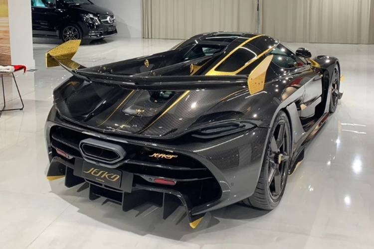 Được biết, ức giá xe Koenigsegg Jesko Odin độc nhất vô nhị này không dưới 3,3 triệu USD (80,48 tỷ đồng), trong đó tính nguyên tùy chọn các chi tiết mạ vàng đã có giá hơn 220.000 USD (5,36 tỷ đồng).