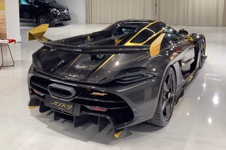 Được biết, ức giá xe Koenigsegg Jesko Odin độc nhất vô nhị này không dưới 3,3 triệu USD (80,48 tỷ đồng), trong đó tính nguyên tùy chọn các chi tiết mạ vàng đã có giá hơn 220.000 USD (5,36 tỷ đồng).