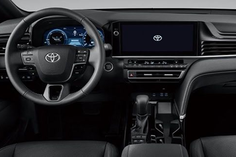 Trong đó, phiên bản tiêu chuẩn được trang bị hệ thống truyền động gồm động cơ xăng 2.0L với mô tơ điện, cho công suất 152 mã lực và 188 Nm. Phiên bản 2.5 Hybrid được lắp động cơ xăng 186 mã lực, kết hợp với một môtơ điện công suất 136 mã lực, mô-men xoắn 202 Nm.