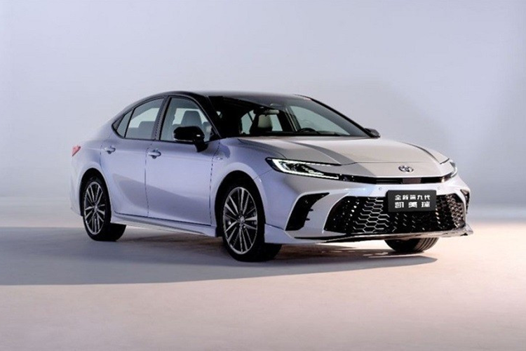 Các trang bị tiêu chuẩn trên mẫu sedan này bao gồm đồng hồ kỹ thuật số 7 inch, màn hình thông tin giải trí 8 inch, điều hòa tự động hai vùng độc lập, sạc điện thoại không dây,... Mẫu sedan ăn khách của Toyota cũng được trang bị gói công nghệ an toàn Toyota Safety Sense 3.0.