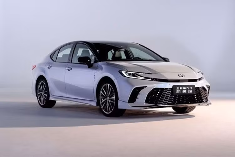 Các trang bị tiêu chuẩn trên mẫu sedan này bao gồm đồng hồ kỹ thuật số 7 inch, màn hình thông tin giải trí 8 inch, điều hòa tự động hai vùng độc lập, sạc điện thoại không dây,... Mẫu sedan ăn khách của Toyota cũng được trang bị gói công nghệ an toàn Toyota Safety Sense 3.0.