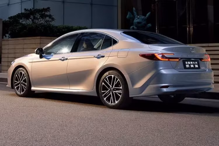 Với những nâng cấp toàn diện từ trang bị, thiết kế và động cơ, giá xe Toyota Camry 2025 dự kiến sẽ tăng nhẹ. Sau Thái Lan, mẫu sedan này sẽ sớm có mặt tại nhiều quốc gia Đông Nam Á khác, bao gồm Việt Nam.