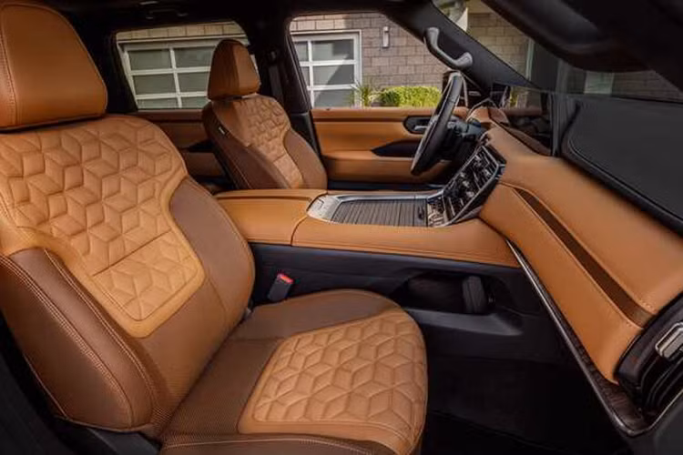 Nissan Armada 2025 bổ sung phiên bản Pro-4X, hướng đến những người đam mê địa hình. Xe có bộ body kit cải tiến để cải thiện góc tiếp cận và góc tới, ốp bảo vệ gầm xe chắc chắn, bánh xe 20 inch và lốp địa hình, khóa vi sai cầu sau điện tử và hệ thống treo khí nén Adaptive Electronic.