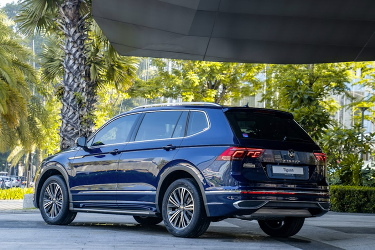 Kết nối với đó là hộp số tự động ly hợp kép DSG 7 cấp và hệ dẫn động 4 bánh toàn thời gian biến thiên 4MOTION. Giá xe Volkswagen Tiguan Platinum 2024 niêm yết từ 1,688 tỷ đồng.